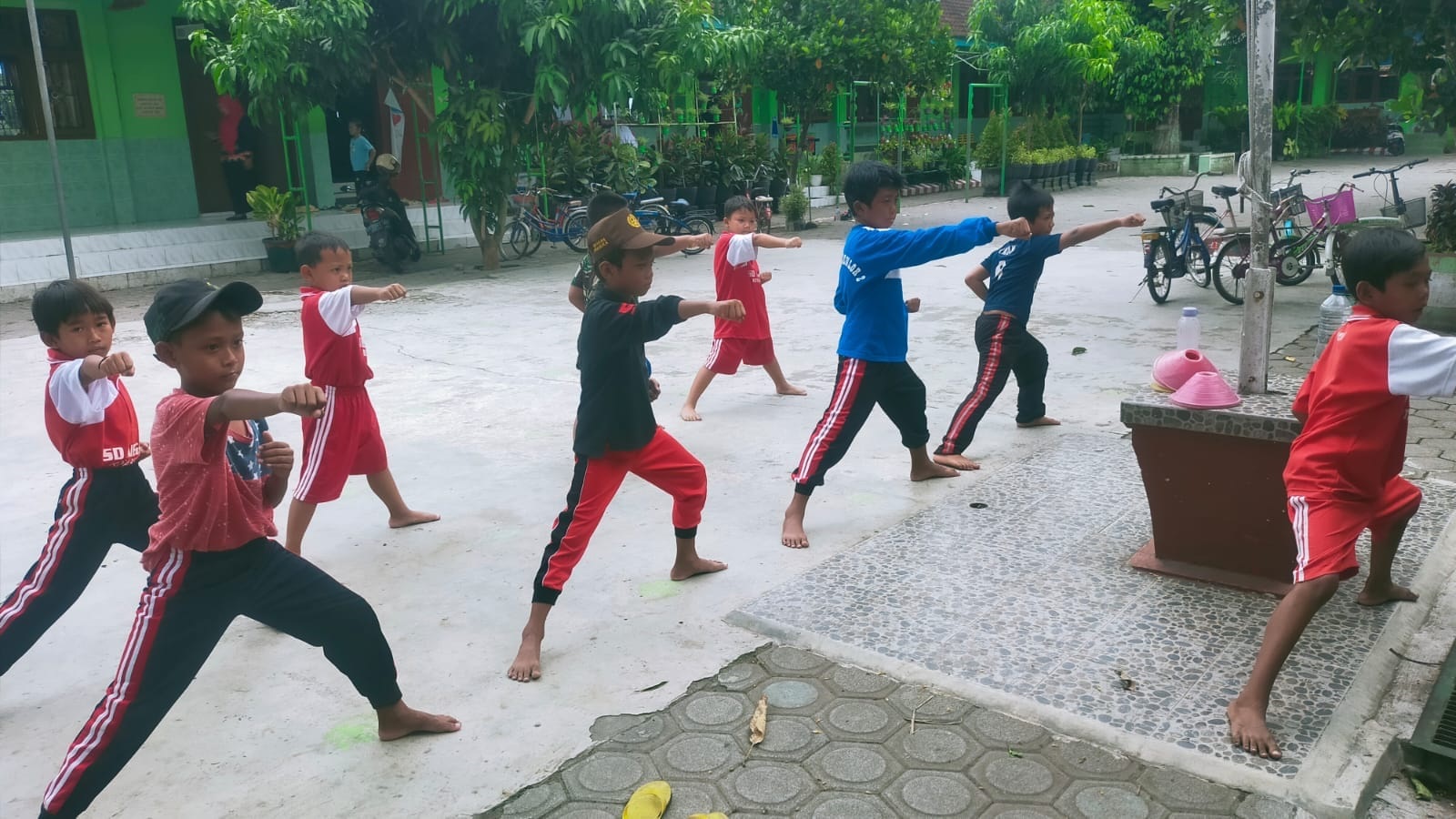 SENI BELA DIRI: Latihan rutin ekskul pencak silat di SDN Klampok, yang dilaksanakan setiap Kamis siang.