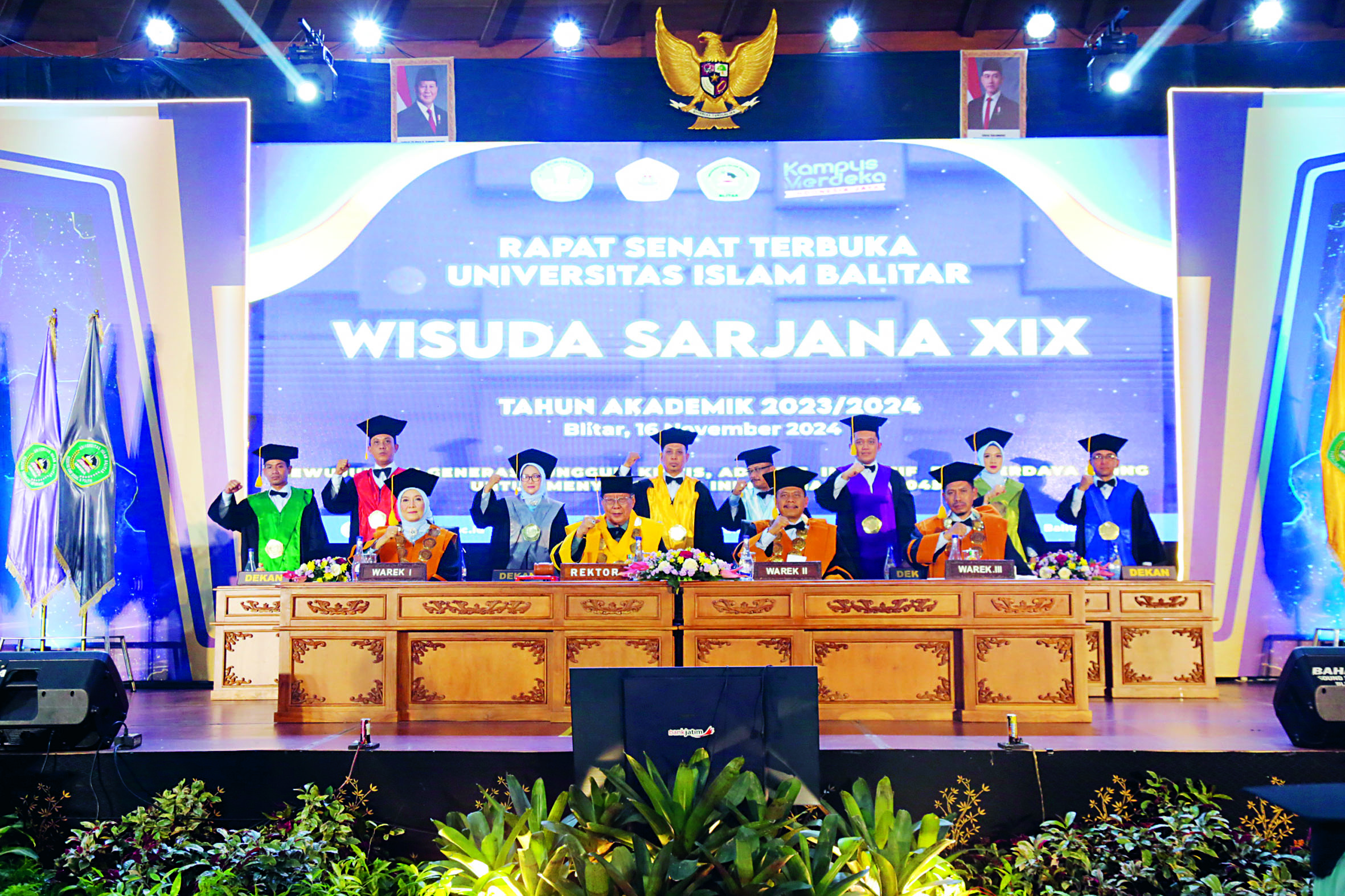 UNISBA JAYA:  Rektor, wakil  rektor, dan dekan  Universitas Islam  Balitar (UNISBA)  Blitar foto bersama  usai wisuda di aula  Kampung Cokelat,  Desa Plosorejo,  Kecamatan  Kademangan.