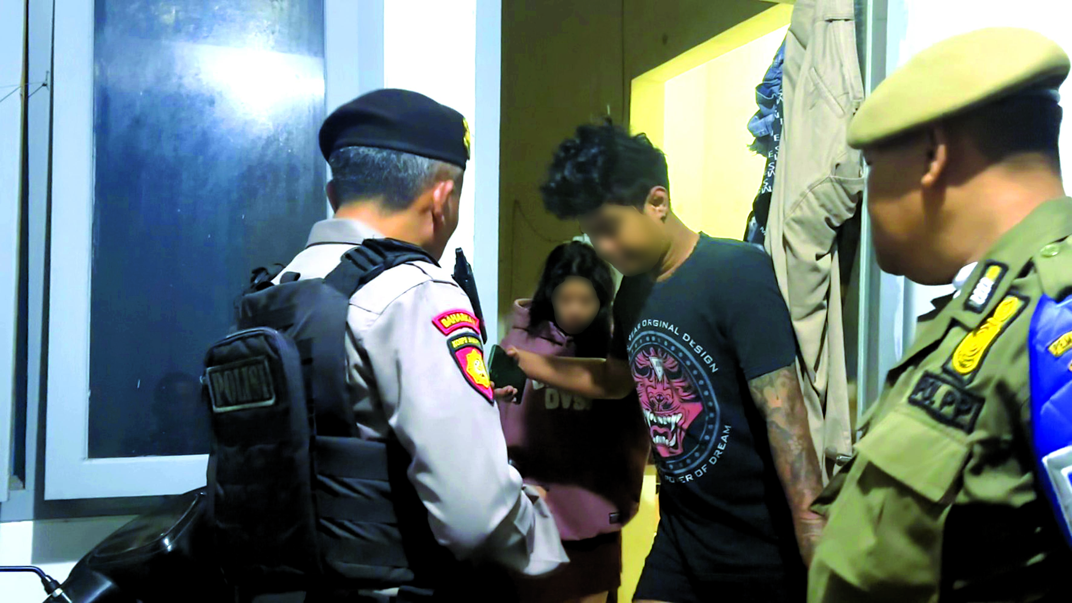 Aparat gabungan mengintensifkan razia penertiban keamanan di sejumlah rumah kos di Kota Blitar.