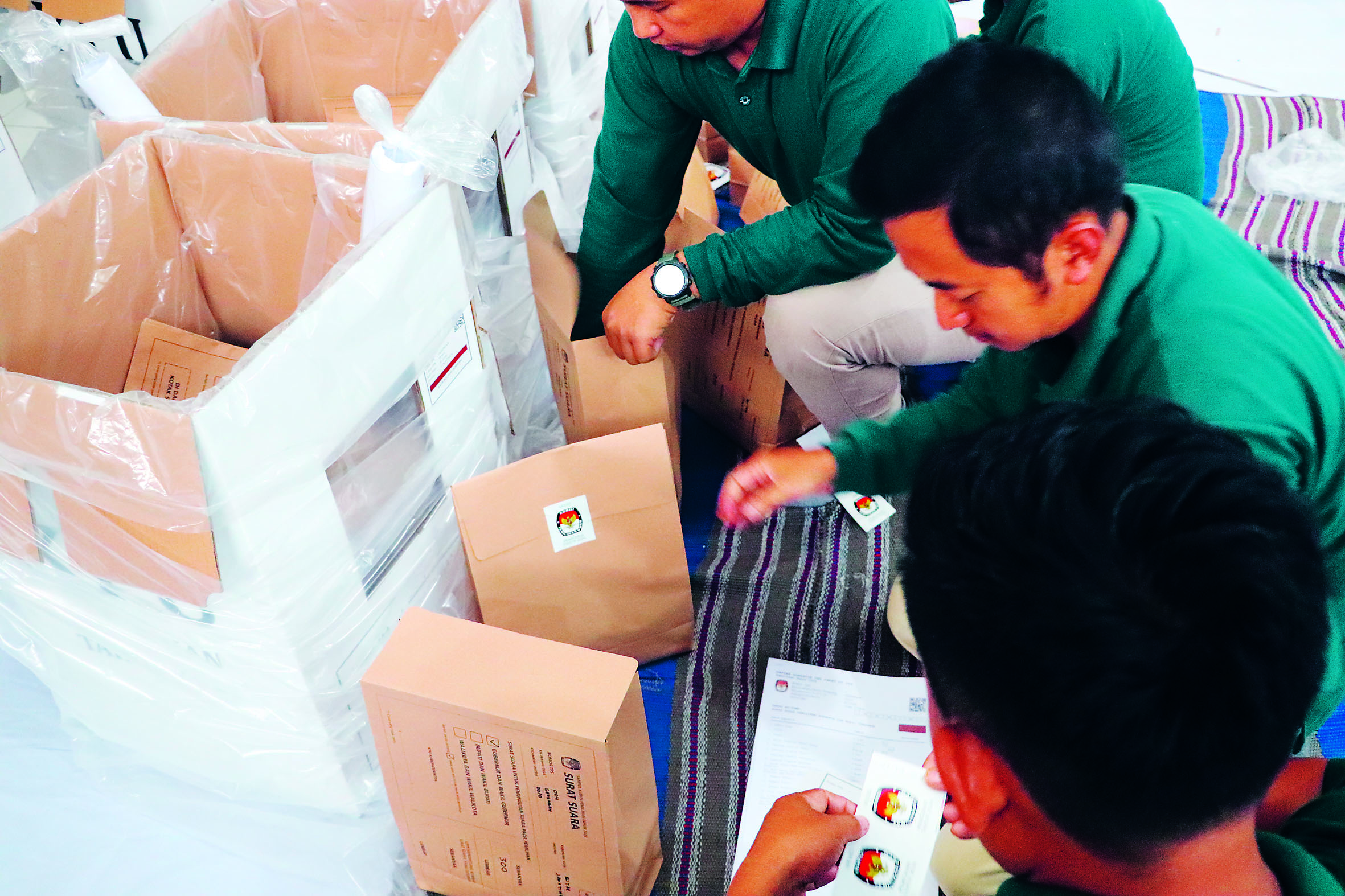 HAMPIR SELESAI: Personel KPU Kabupaten Blitar sedang menyiapkan logistik yang akan didistribusikan ke 22 kecamatan mulai 23 November.