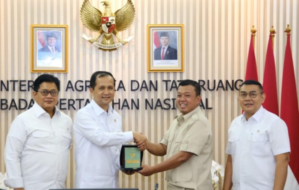 Menteri Agraria dan Tata Ruang/Kepala Badan Pertnahan Nasional (ATR/BPN), Nusron Wahid menerima kunjungan Menteri Transmigrasi, M. Iftitah Sulaiman Suryanagara di Kantor Kementerian ATR/BPN, Jakarta,