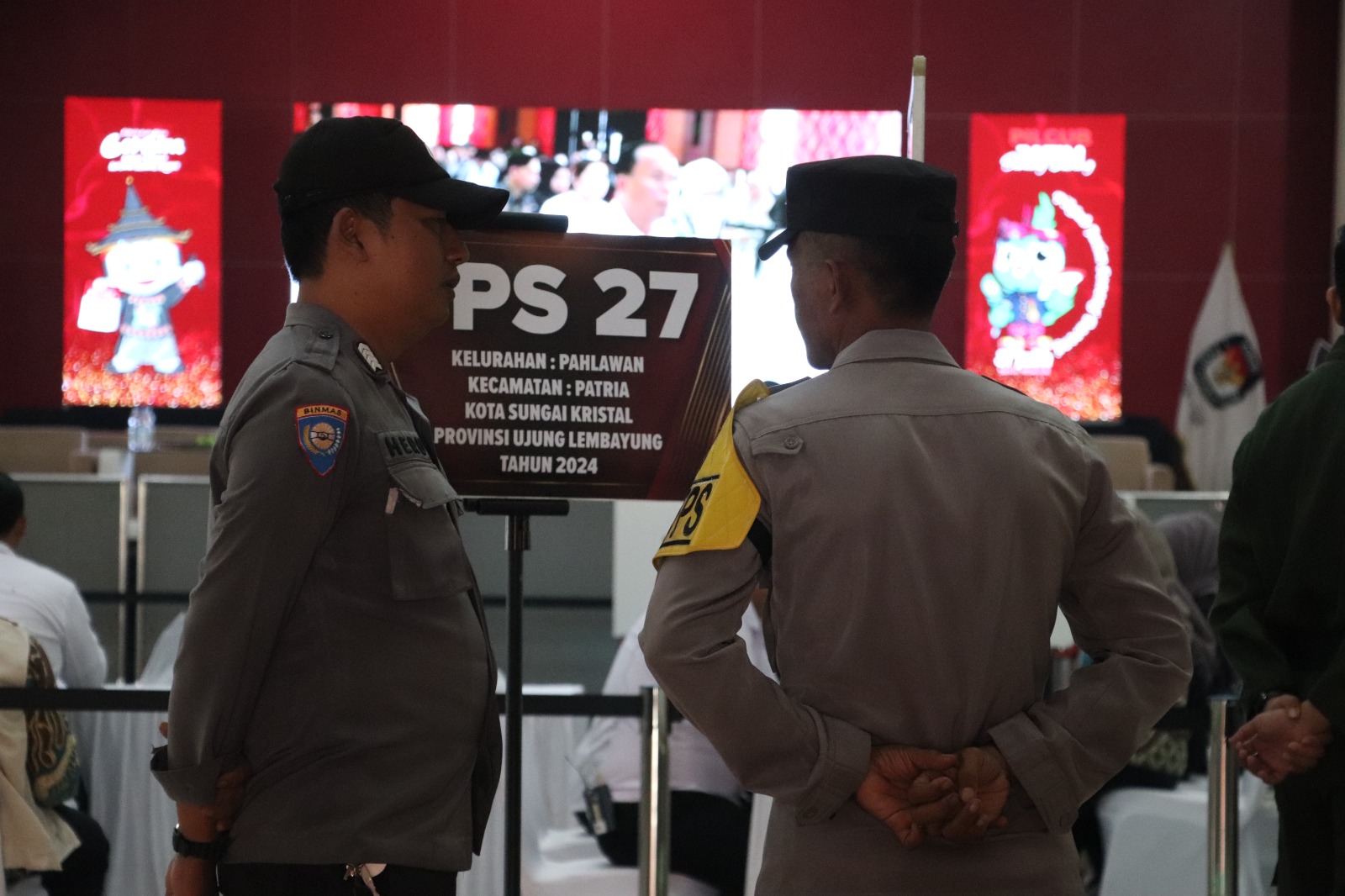 AMANKAN TPS: Polisi bersiaga di TPS dalam simulasi pemungutan suara Pilgub dan Pilwali Kota Blitar di Gedung Kesenian Aryo Blitar pada Kamis (14/11/2024).