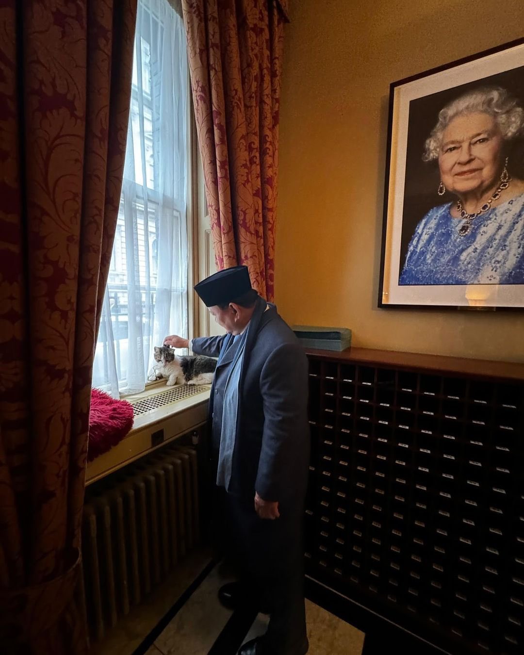 Presiden Prabowo membagikan foto bersama Larry di akun Instagram @prabowo dengan keterangan, "Meeting Larry the Cat at 10 Downing Street. London, United Kingdom."