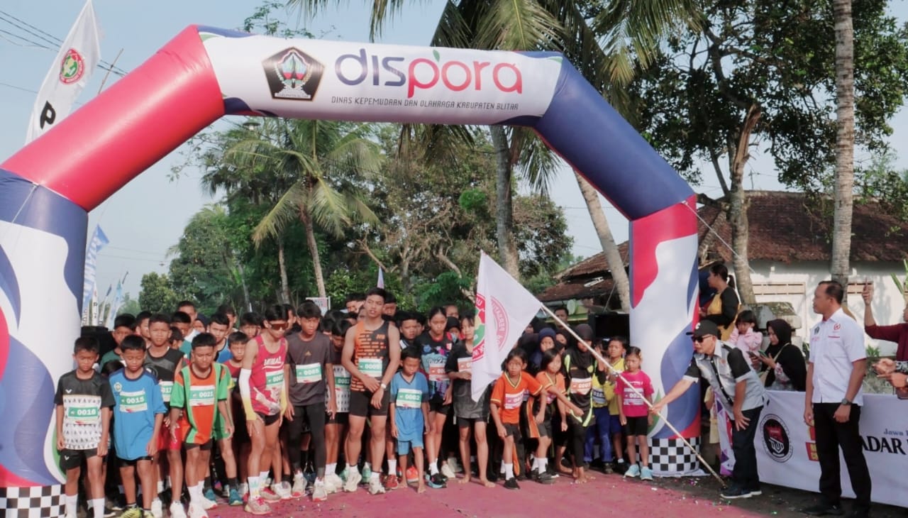 RUKUN: Ketua PGRI Kabupaten Blitar Munthohar memberangkatkan peserta Fun Run dalam rangka HUT Ke-79 PGRI Selopuro.