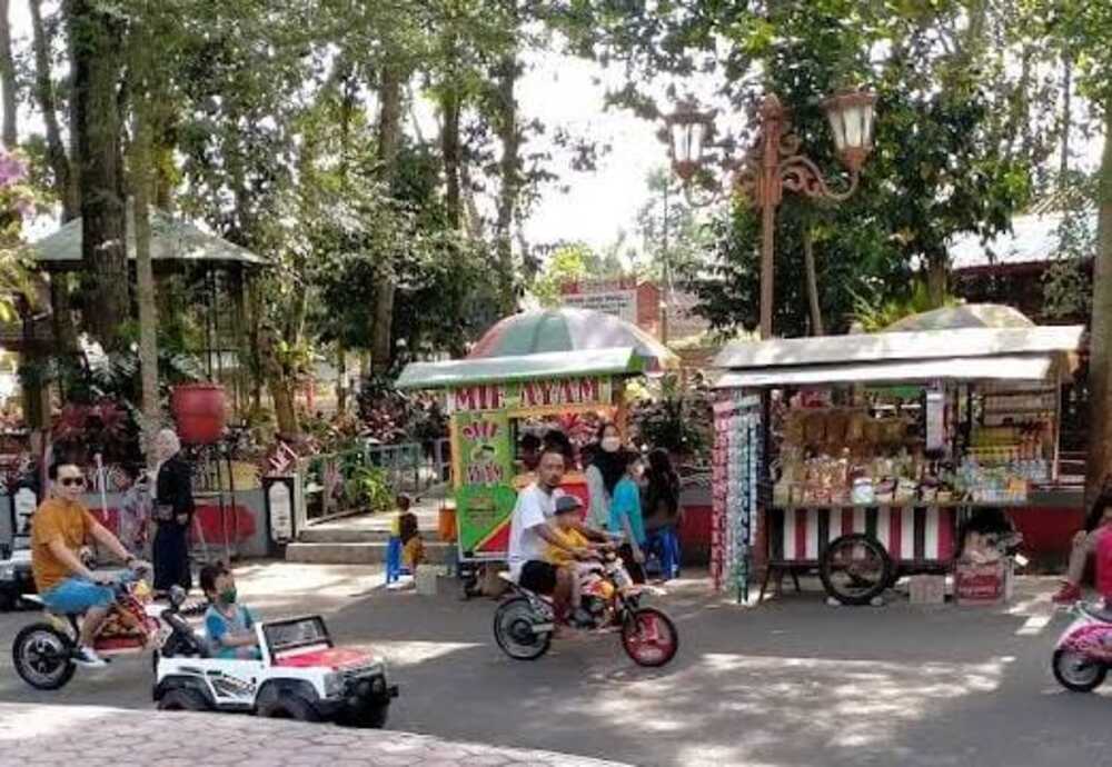 Aneka jajanan yang bisa ditemui saat berkunjung ke taman kebon rojo Blitar