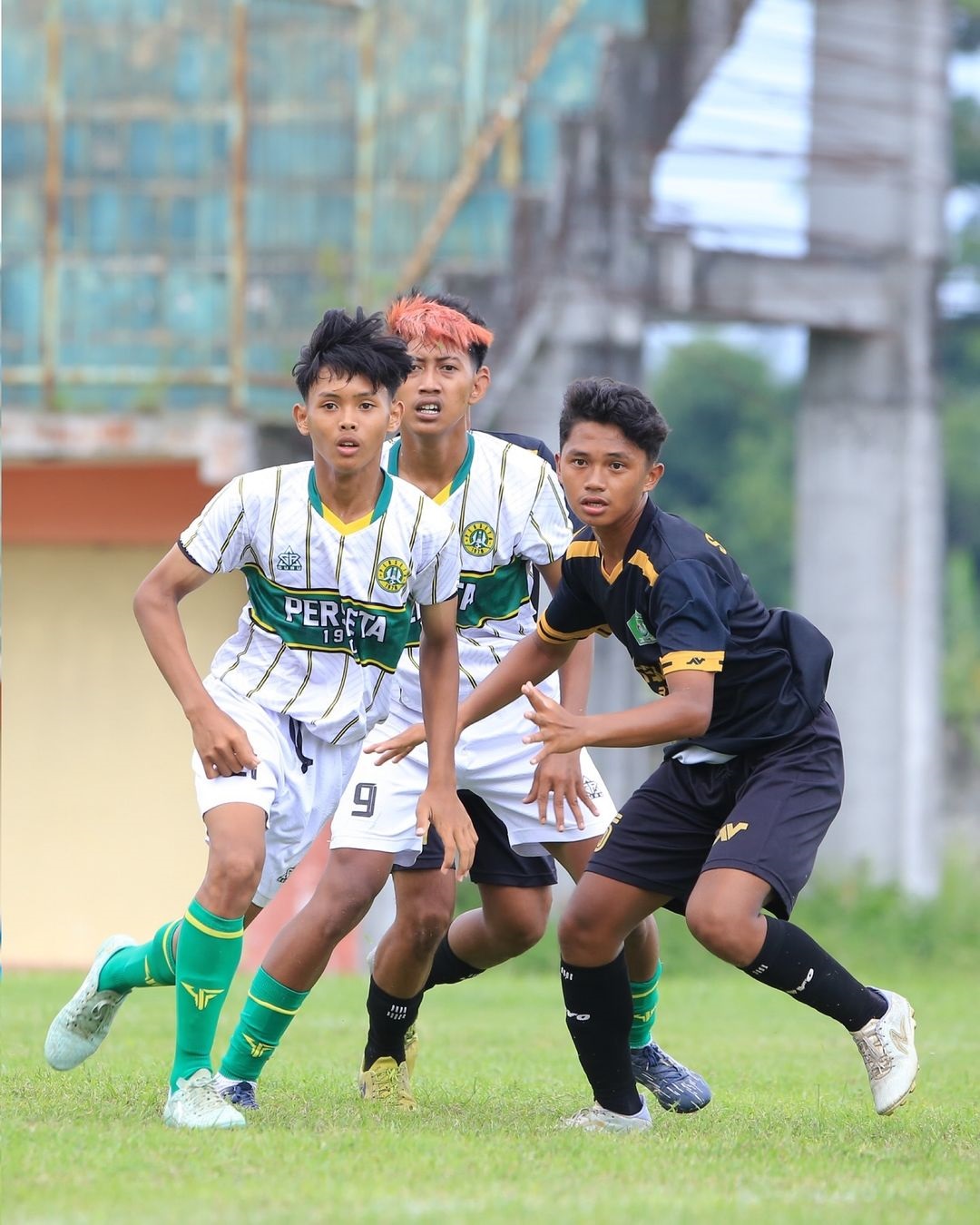 Semangat : BP SMEKISA (jersey hitam) menghadapi Perseta 1970 di Stadion Gelora Penataran, beberapa waktu lalu.