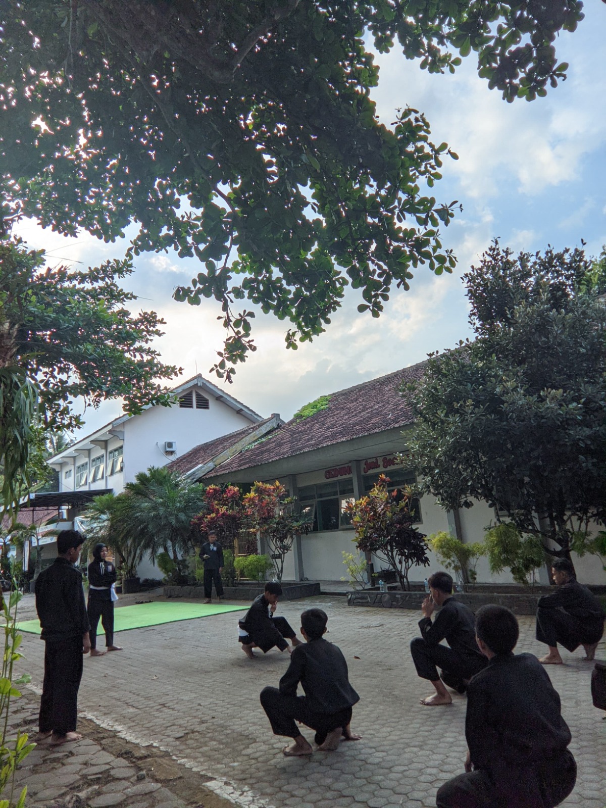 RUTINAN: Latihan rutin ekskul pencak silat di halaman SMPN 1 Nglegok, setiap Jumat sore.