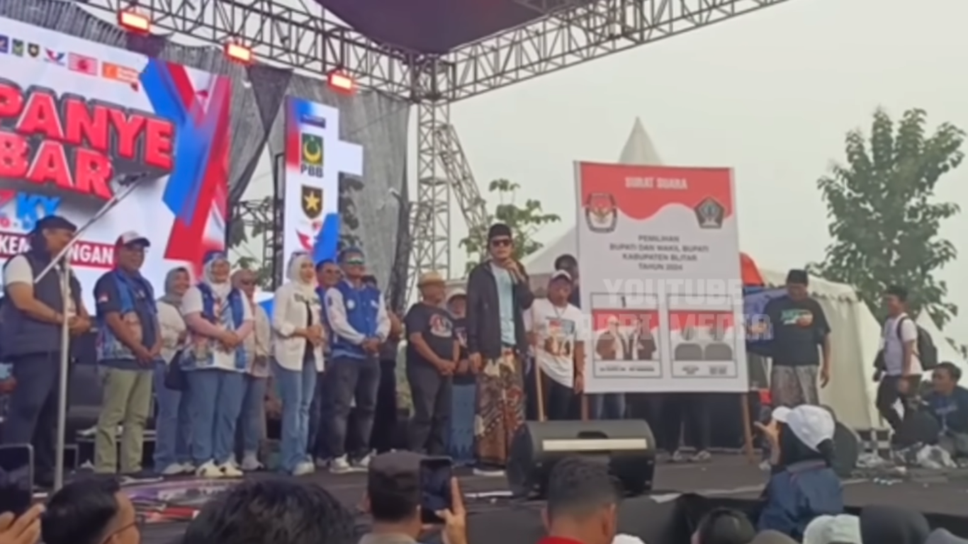Gus Iqdam menghadiri acara kampanye akbar paslon Rijanto-Beky Herdihansah