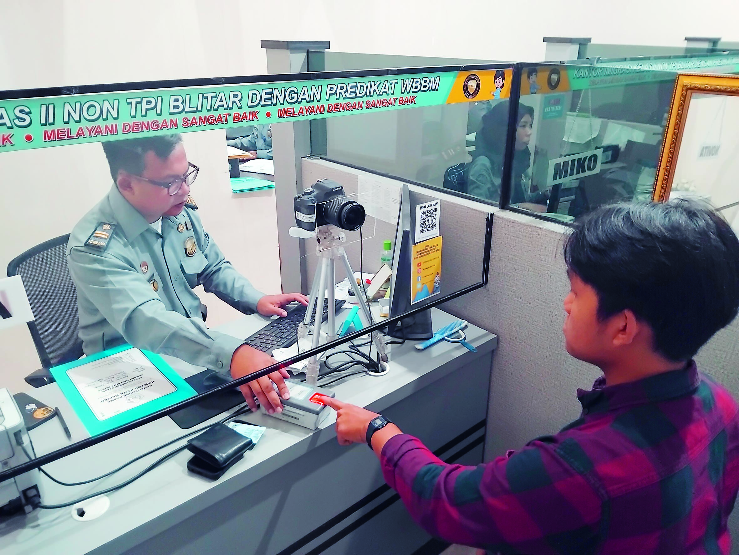 RAMAH: Personel Kantor Imigrasi Kelas II Non TPI Blitar sedang melakukan perekaman data pemohon paspor.