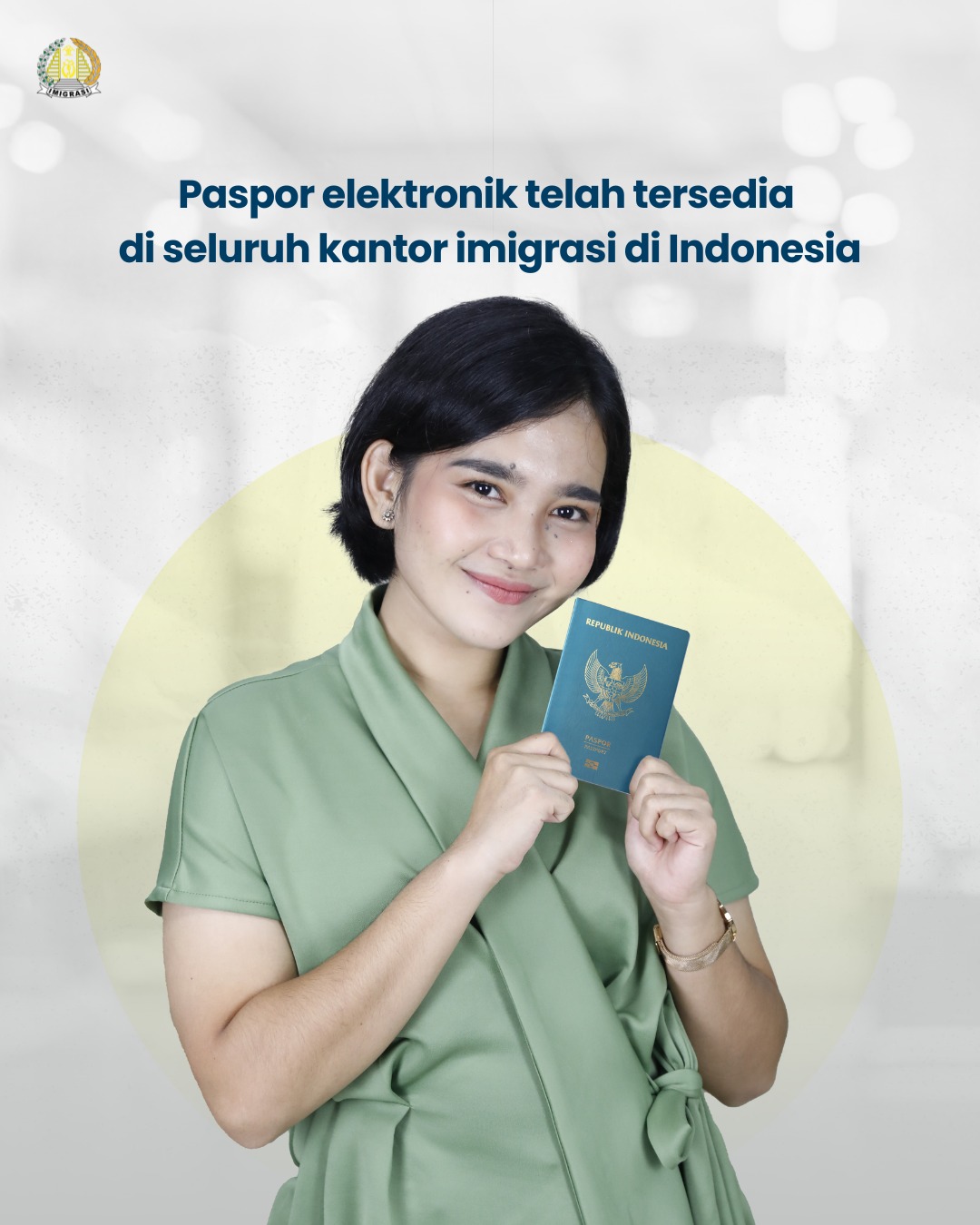 Warga menunjukkan paspor elektronik.