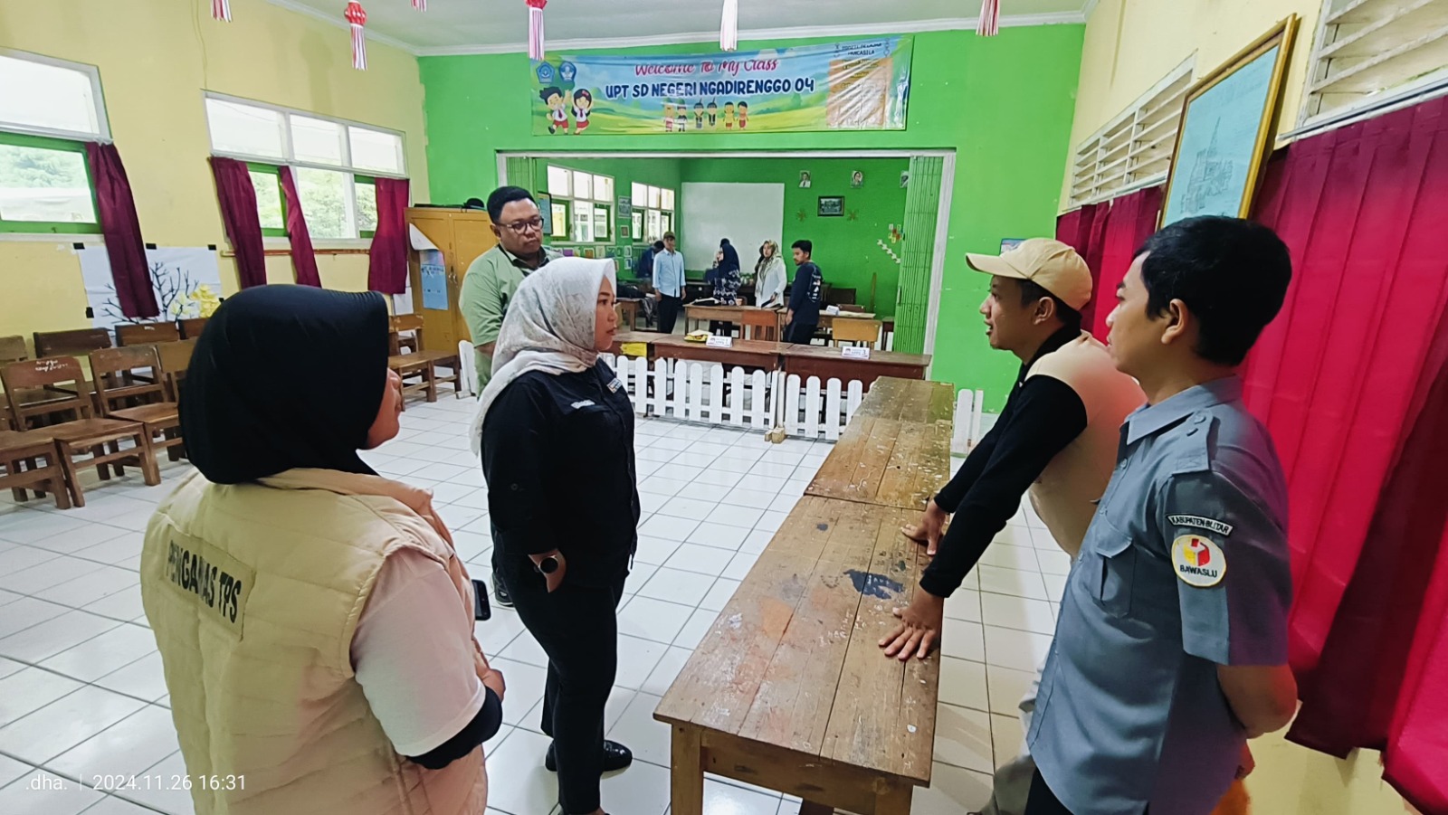DINGIN: Ketua Bawaslu Kabupaten Blitar Nur Ida Fitria memantau salah satu TPS di Desa Ngadirenggo, Kecamatan Wlingi (26/11).