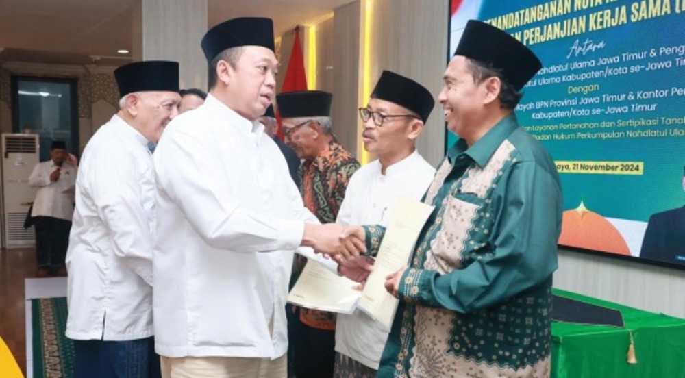 Menteri Agraria dan Tata Ruang/Kepala Badan Pertanahan Nasional (ATR/BPN), Nusron Wahid menyerahkan 12 sertipikat tanah wakaf di Kantor Pengurus Wilayah Nahdlatul Ulama (PWNU) di Surabaya