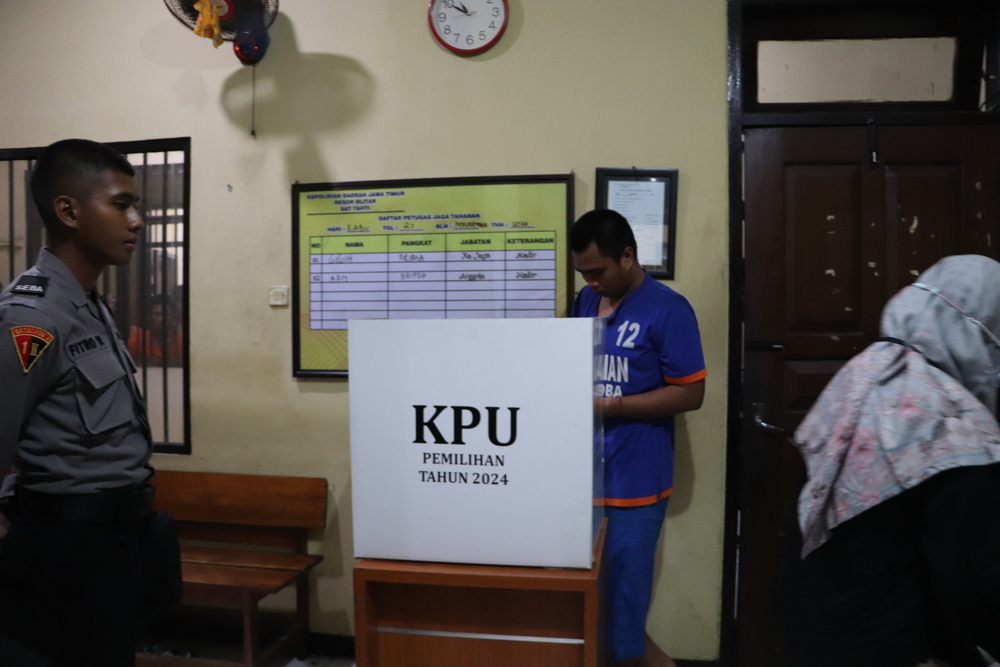 SALURKAN: Seorang tahanan menggunakan suaranya di Polres Blitar