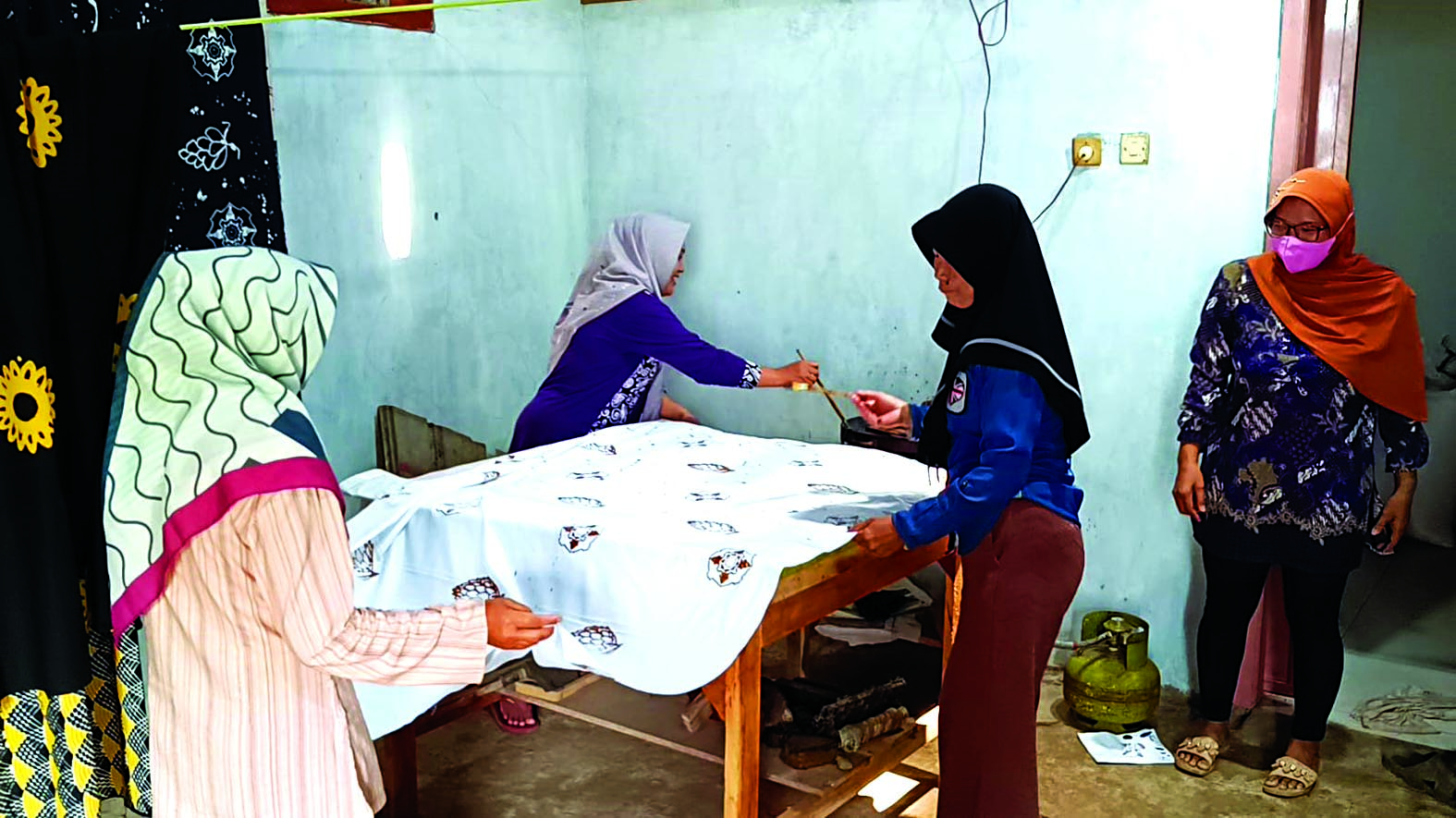 GUYUB RUKUN: Sekumpulan ibu-ibu yang terkena PHK masal akibat pandemi kembangkan batik dengan mengusung motif lokal.