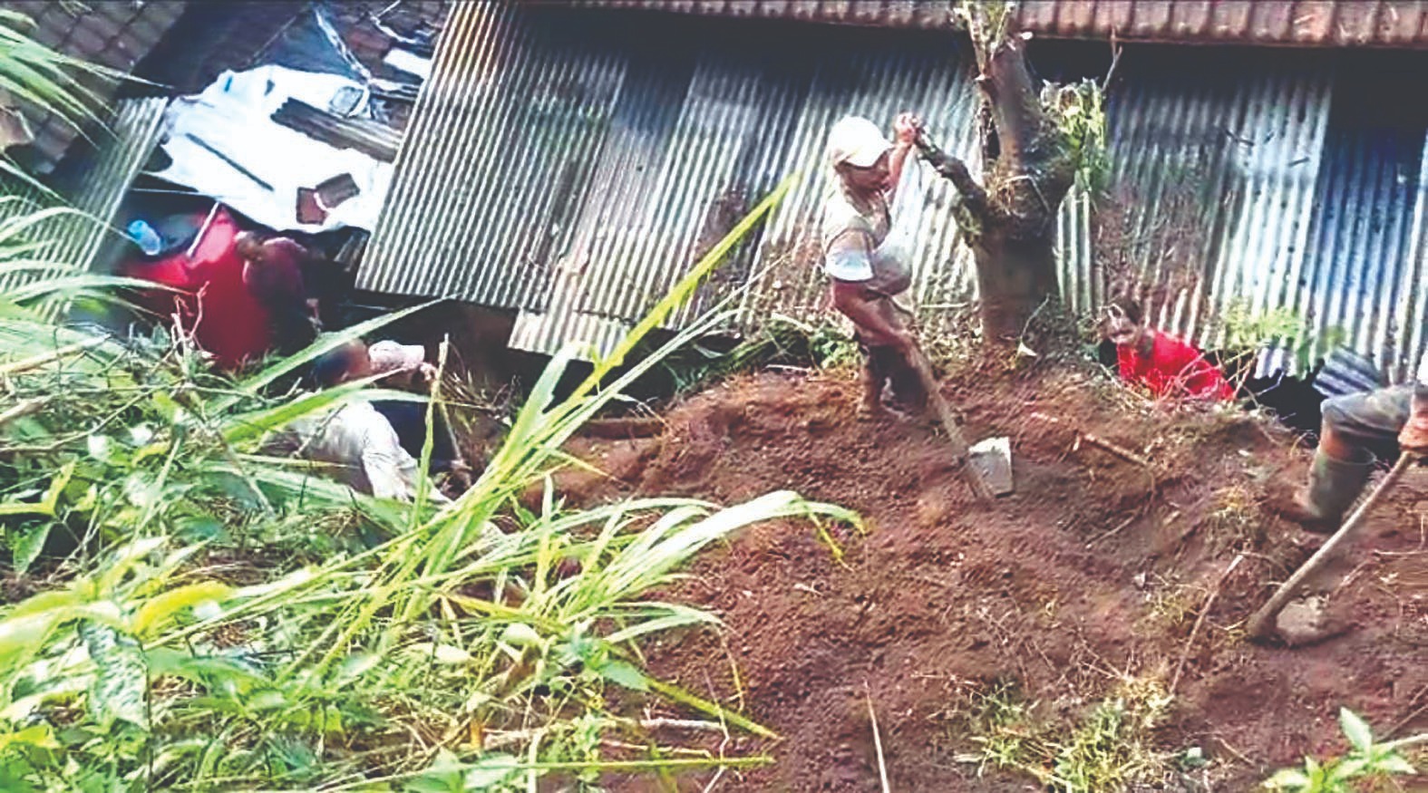 SIGAP: Petugas BPBD Kabupaten Blitar membantu warga yang tertimpa tanah longsor di Desa Kemirigede, Kecamatan Kesamben, (29/11).