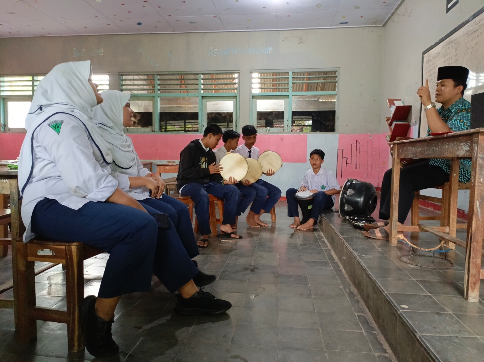 KOMPAK: Grup Salawat As Salam latihan rutin di lingkungan MTs Darussalam Kademangan.