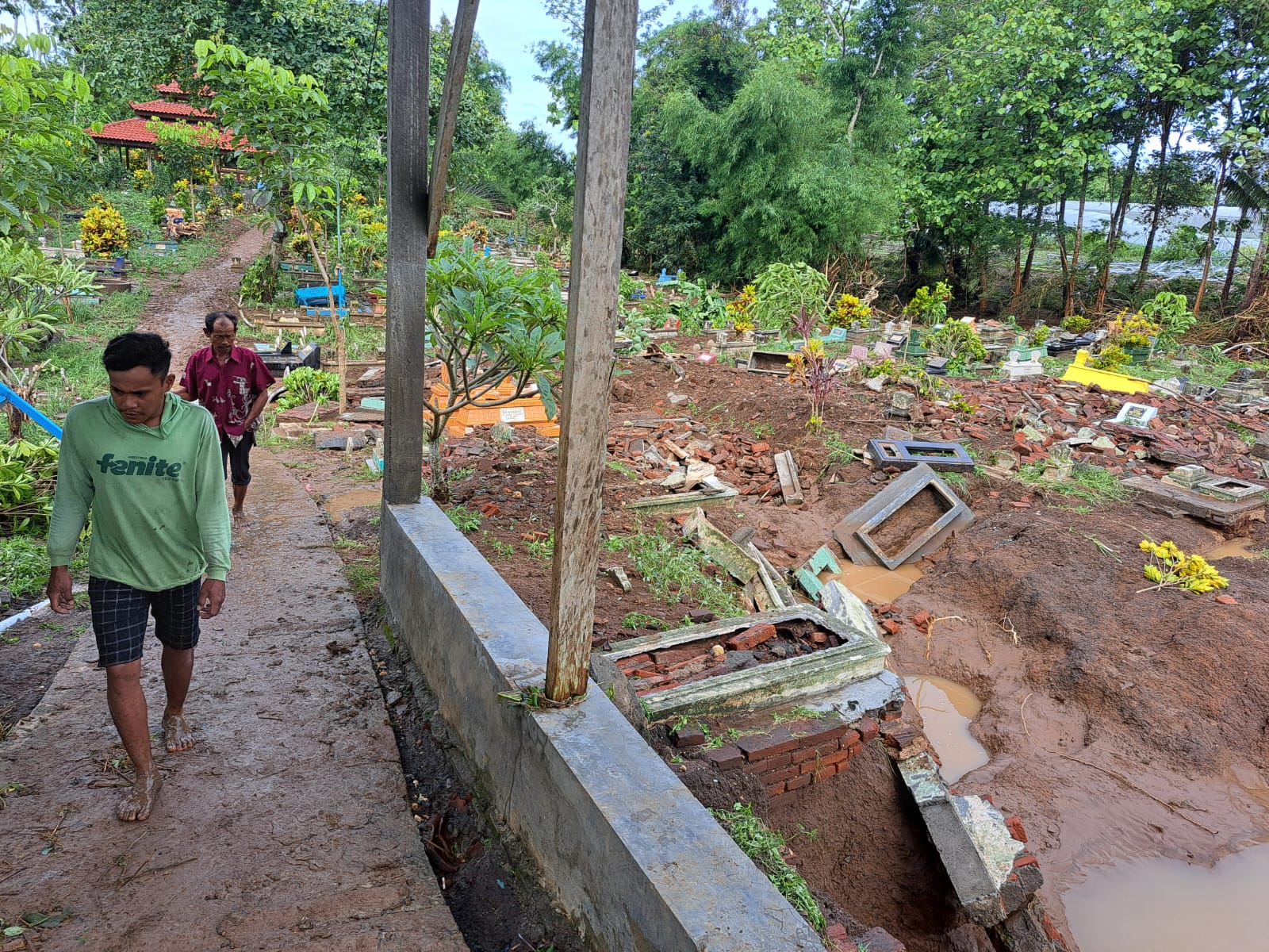 Porak-poranda : Warga sedang melakukan pembersihan di Tempat pemakaman umum (TPU) Desa Birowo Kecamatan Binangun Kabupaten Blitar statan diterjang banja, Minggu (1/12).