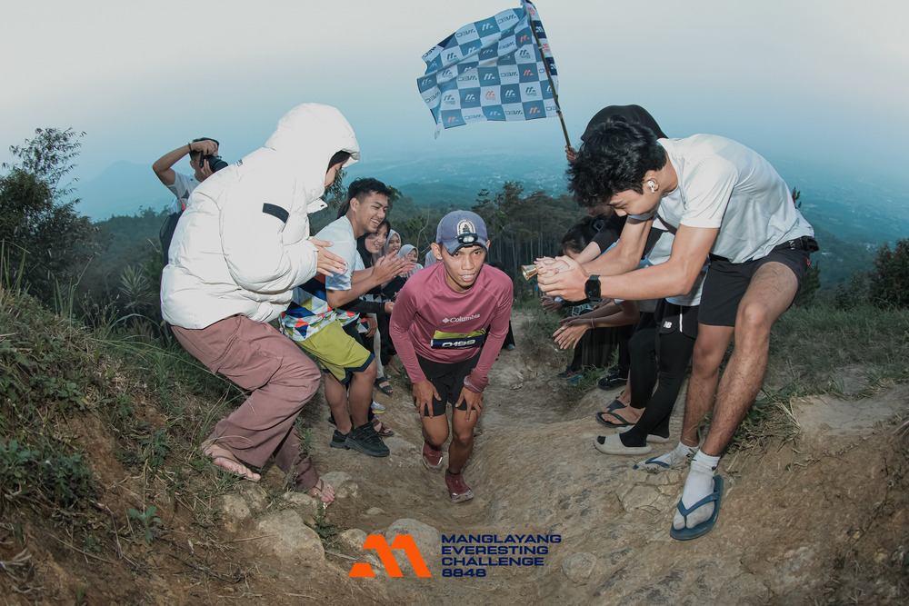 MENANTANG: Perlengkapan lari trail milik M Hadiputro Wisnu Wardana yang harus disiapkan, serta Latihan rutin untuk mengasah stamina.