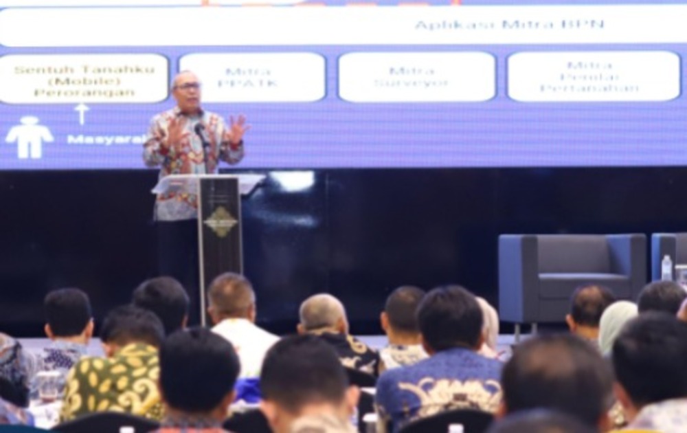 Suyus Windayana saat membuka Monitoring dan Evaluasi Implementasi Penerbitan Dokumen Elektronik pada Layanan Pertanahan Tahun 2024, Kamis (28/11/2024).