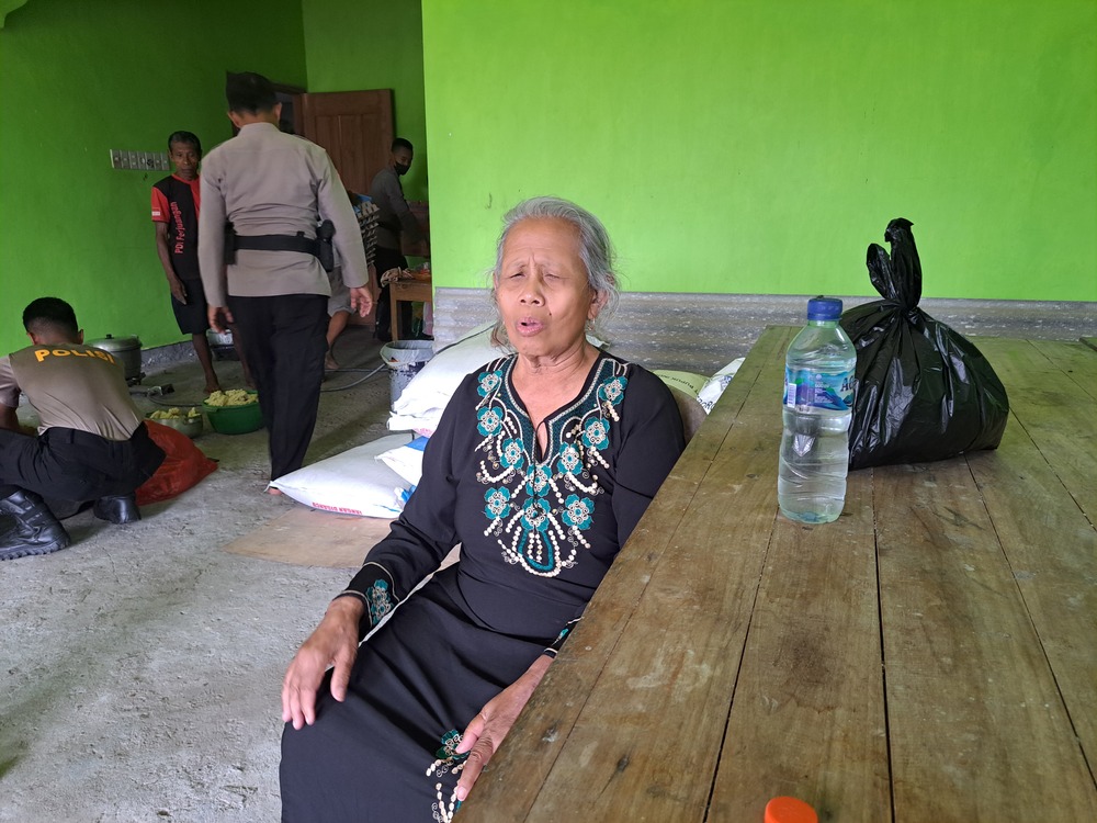 SEBATANGKARA: Sumilah mengungsi di rumah tetangga karena tempat tinggalnya roboh diterjang banjir bandang.