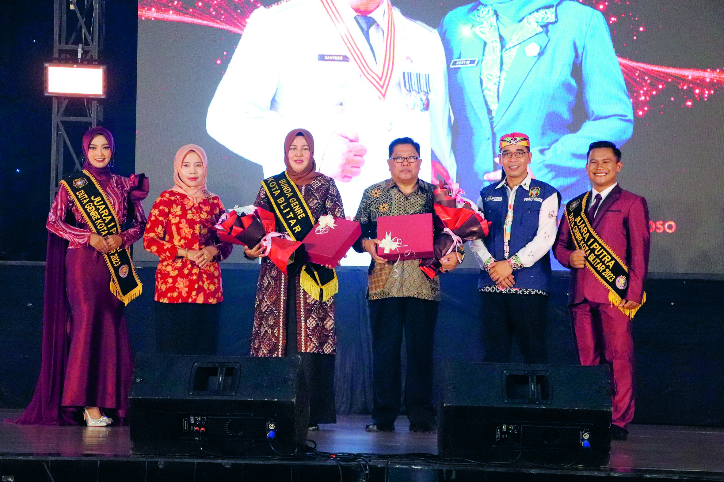 TERIMA KASIH: Duta Genre tahun 2023 mendampingi Kepala DP3AP2KB menyerahkan cenderamata untuk Wali Kota dan Ketua TP PKK