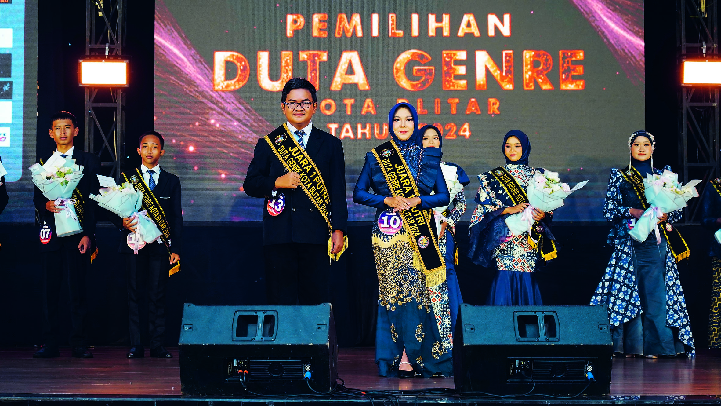 SIAP BERTUGAS: Duta Genre terpilih menerima penghargaan.
