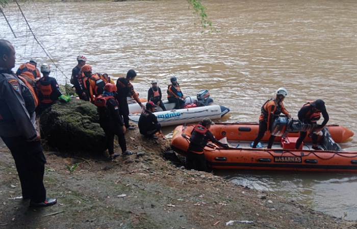 Tim Sar Gabungan mencari Mokit di Sungai Brantas yang hilang sejak Minggu(1/12/2024).