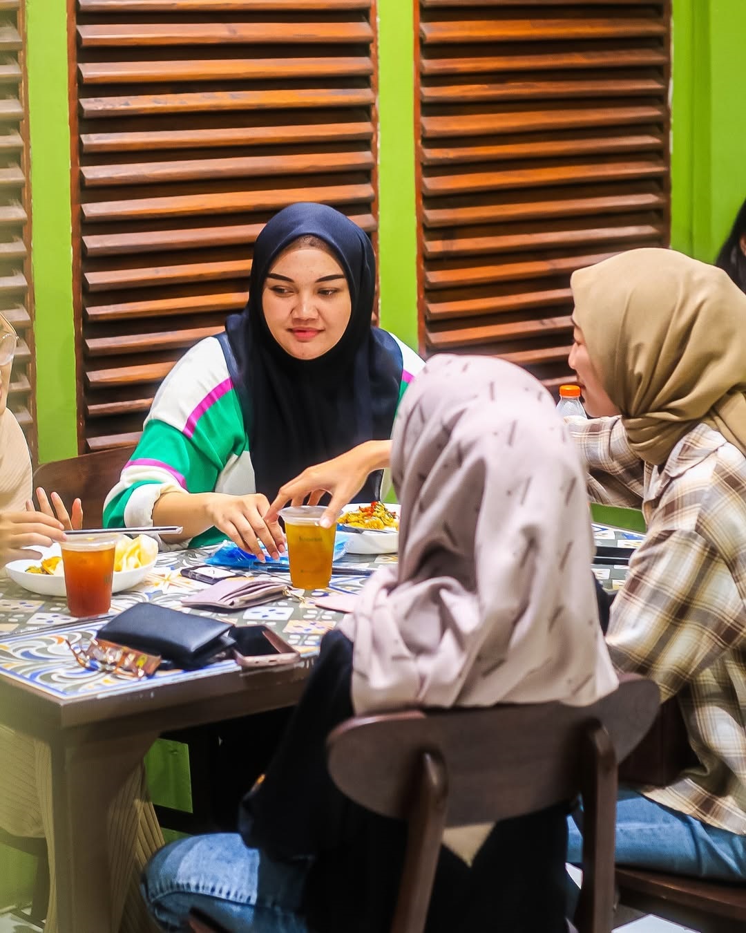 RUANG KREATIVITAS: Ngopi sambil ngobrol, berbagi ide, dan menciptakan koneksi. Gen Z dan milenial bantu perkembangan industri kopi.