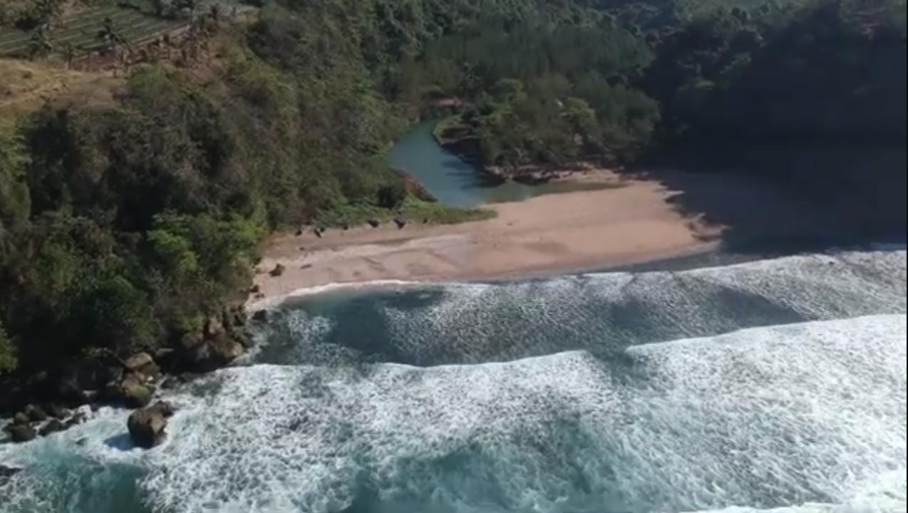 Pemandangan dari atas Pantai Bukit Indah
