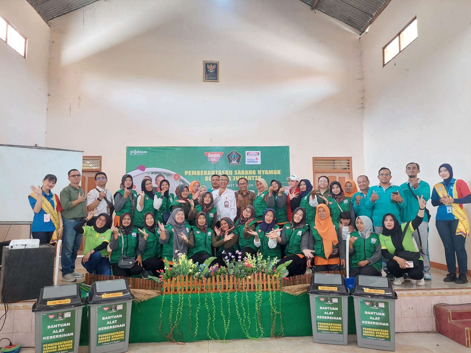 Tim PT Indomarco Prismatama, Baygon, Dinas Kesehatan Kabupaten Blitar dan warga Desa Pojok Kecamatan Garum sepakat berantas sarang nyamuk.