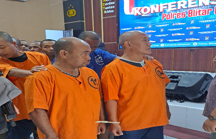 TERJERAT HUKUM: Pelaku judol dan judi konvesional ketika dirilis Polres Blitar Kota, Jumat (6/12/2024).