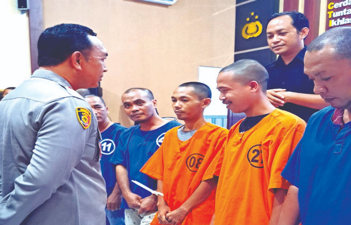 TEGAKKAN HUKUM:  Pelaku judol dan judi konvesional ketika dirilis Polres Blitar Kota, Jumat (6/12/2024).