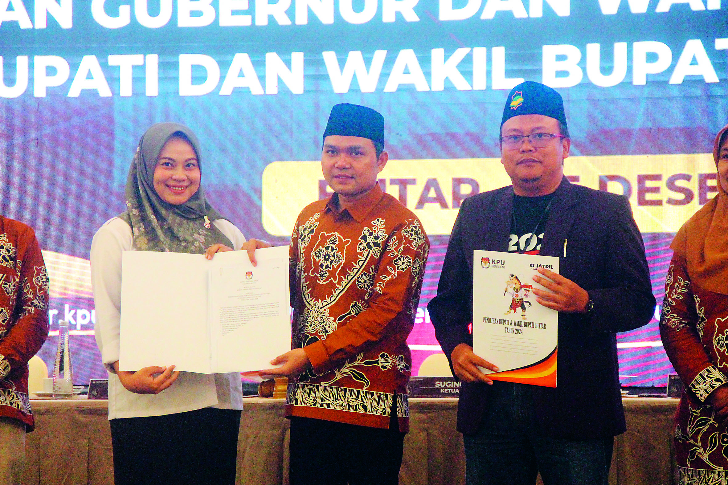 TUNTAS: Ketua KPU Kabupaten Blitar, Sugino menyerahkan hasil rekapitulasi suara tingkat kabupaten kepada para LO paslon kemarin (5/12).