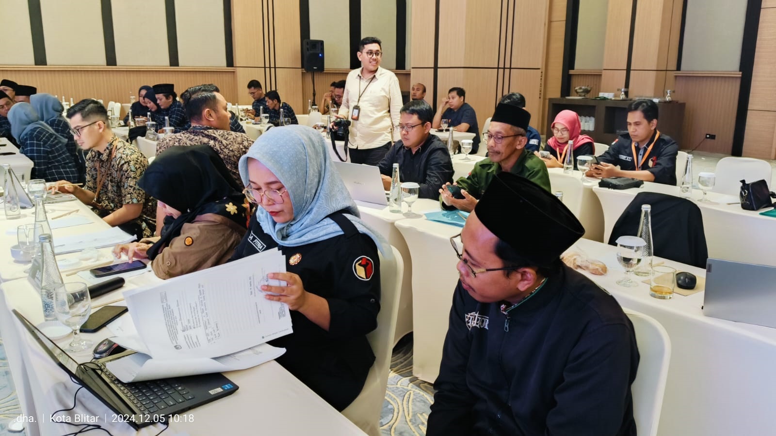 CERMAT: Ketua Bawaslu Kabupaten Blitar, Nur Ida Fitria meniliti dokumen-dokumen saat rekapitulasi suara tingkat kabupaten.