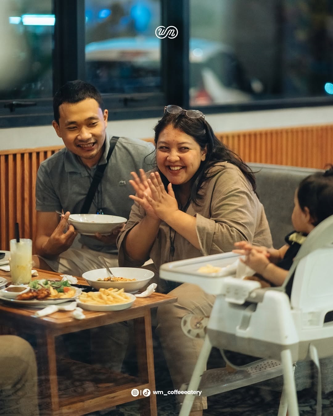 MOMEN SPESIAL: Makan bersama keluarga di kafe dengan suasana yang sangat nyaman.