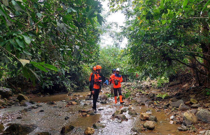 MASIH NIHIL: Tim gabungan mencari Muntohar, warga Desa Tumpakkepuh, yang dikabarkan hilang.