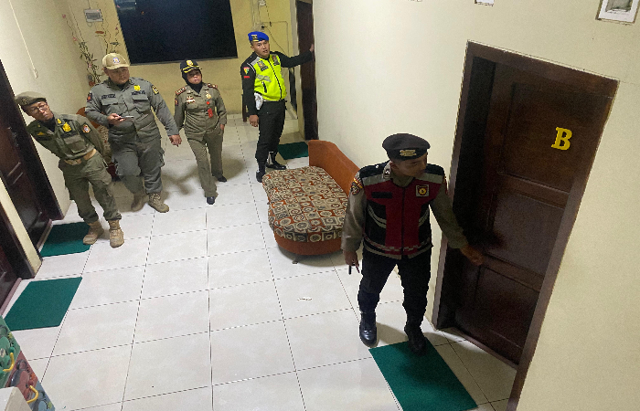AGAR TERTIB: Tim gabungan dari Polres Blitar Kota saat gelar razia kos-kosan, Sabtu (7/12/2024)