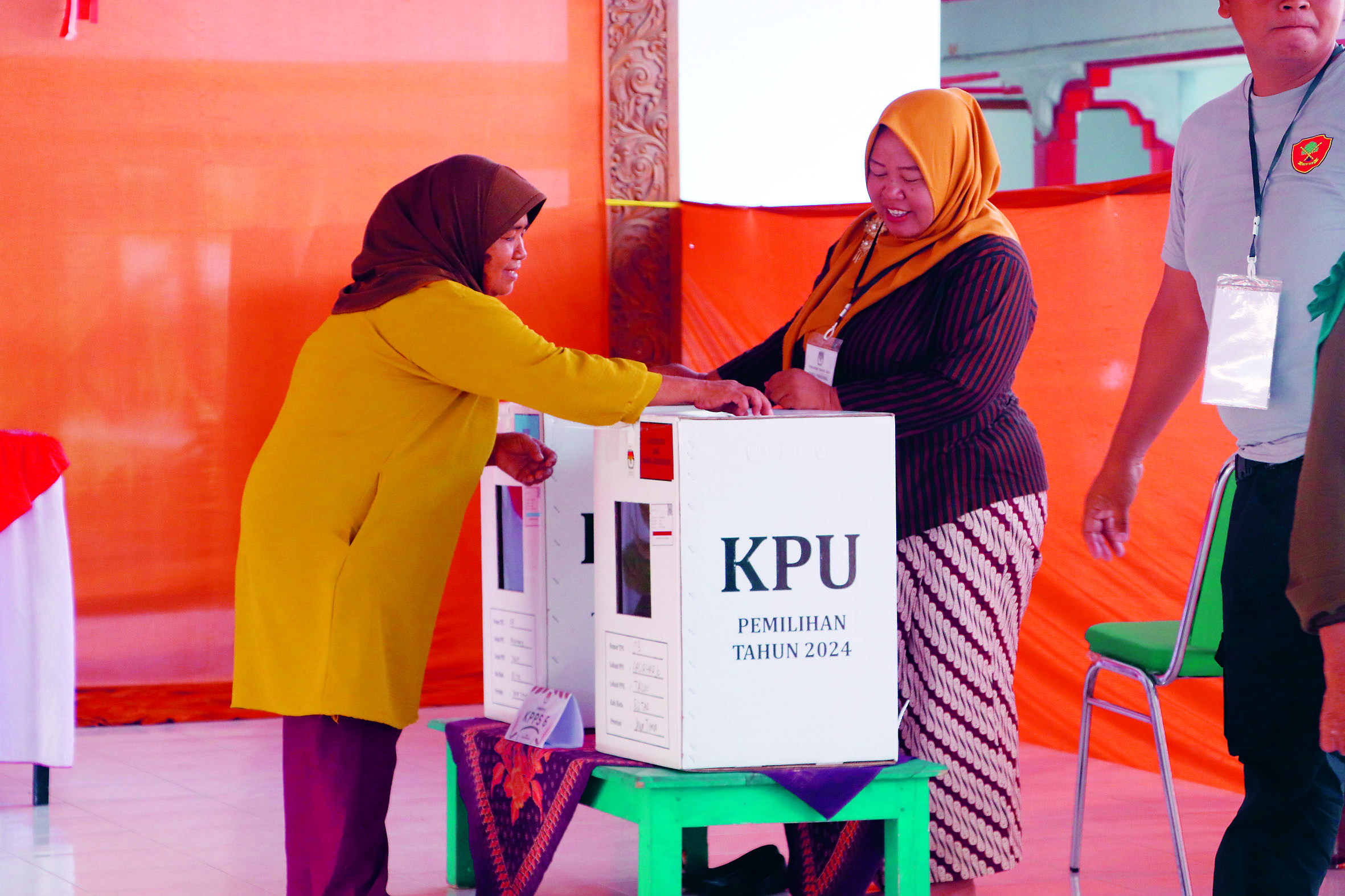 LANCAR: Warga ketika mendatangi dan ikut Pilkada Kabupaten Blitar, 27 Novermber lalu.