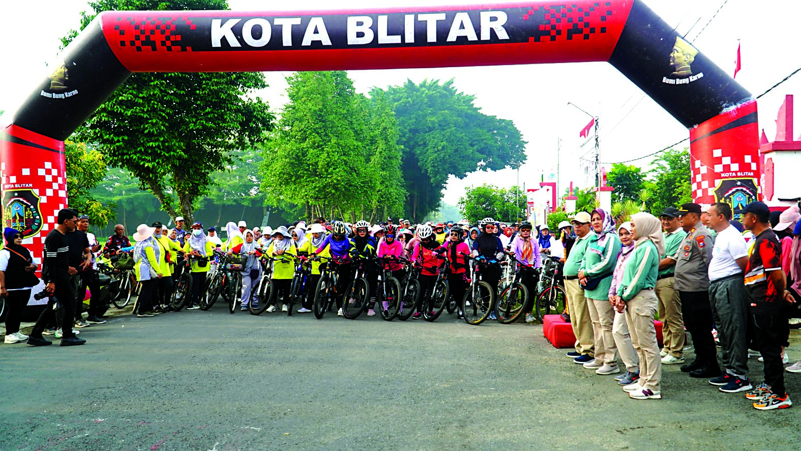 Ribuan peserta bersiap mengayuh sepeda dalam acara Seribu Srikandi Gowes Sambil Wisata kemarin (8/12).