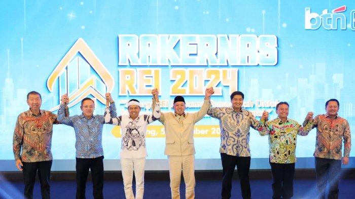 Nusron Wahid saat menjadi pembicara kunci dalam Rapat Kerja Nasional (Rakernas) Real Estat Indonesia (REI), di The Trans Luxury Hotel, Kota Bandung, Kamis (05/12/2024).