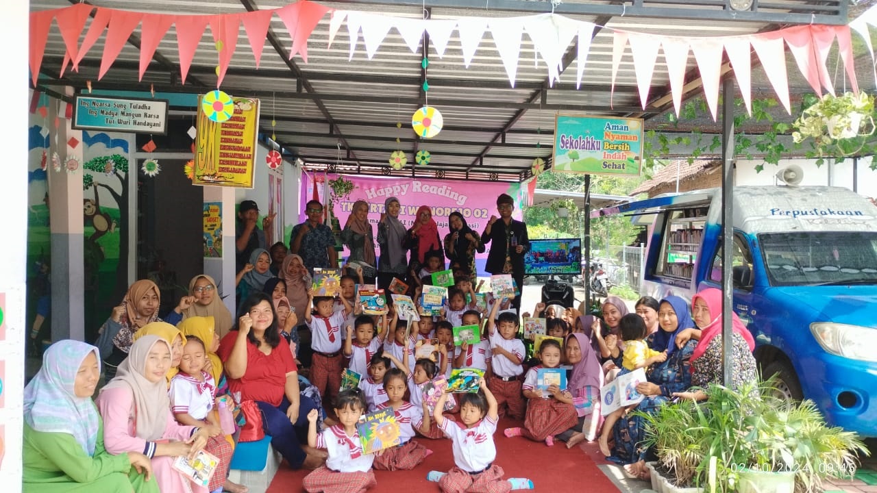 DISPUSIP KABUPATEN BLITAR UNTUK RADAR PENATARAN  CERIA: Anak-anak TK Pertiwi Wonorejo 02, Kecamatan Talun, juga mendapatkan kesempatan disinggahi mobil layanan perpustakaan keliling.