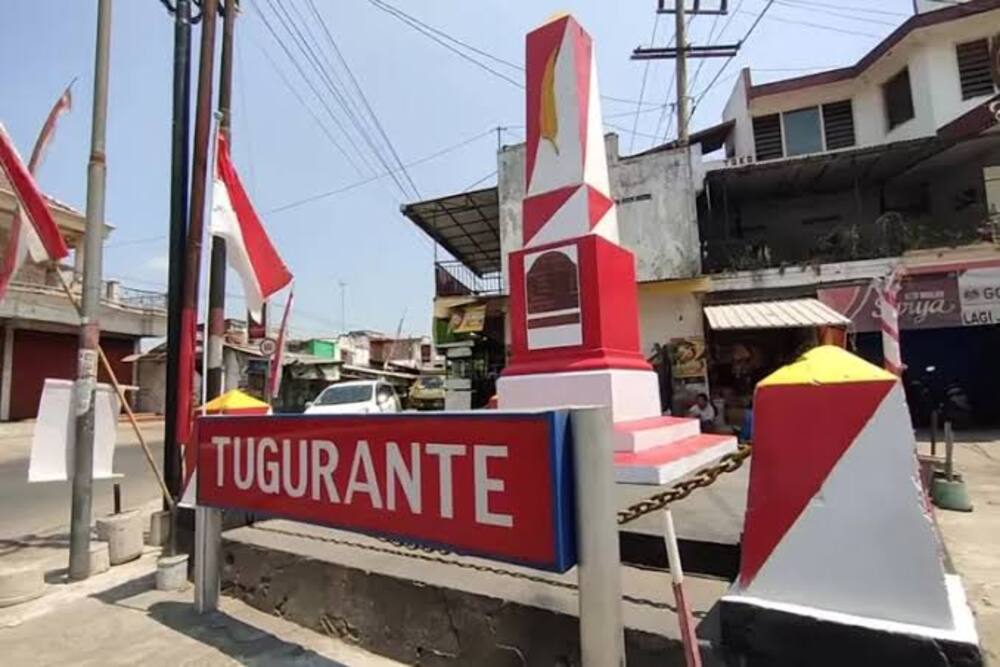 MENJULANG: Monumen Tugu Rante di simpang tiga 3 Desa Bendo, Kecamatan Ponggok, Kabupaten Blitar.