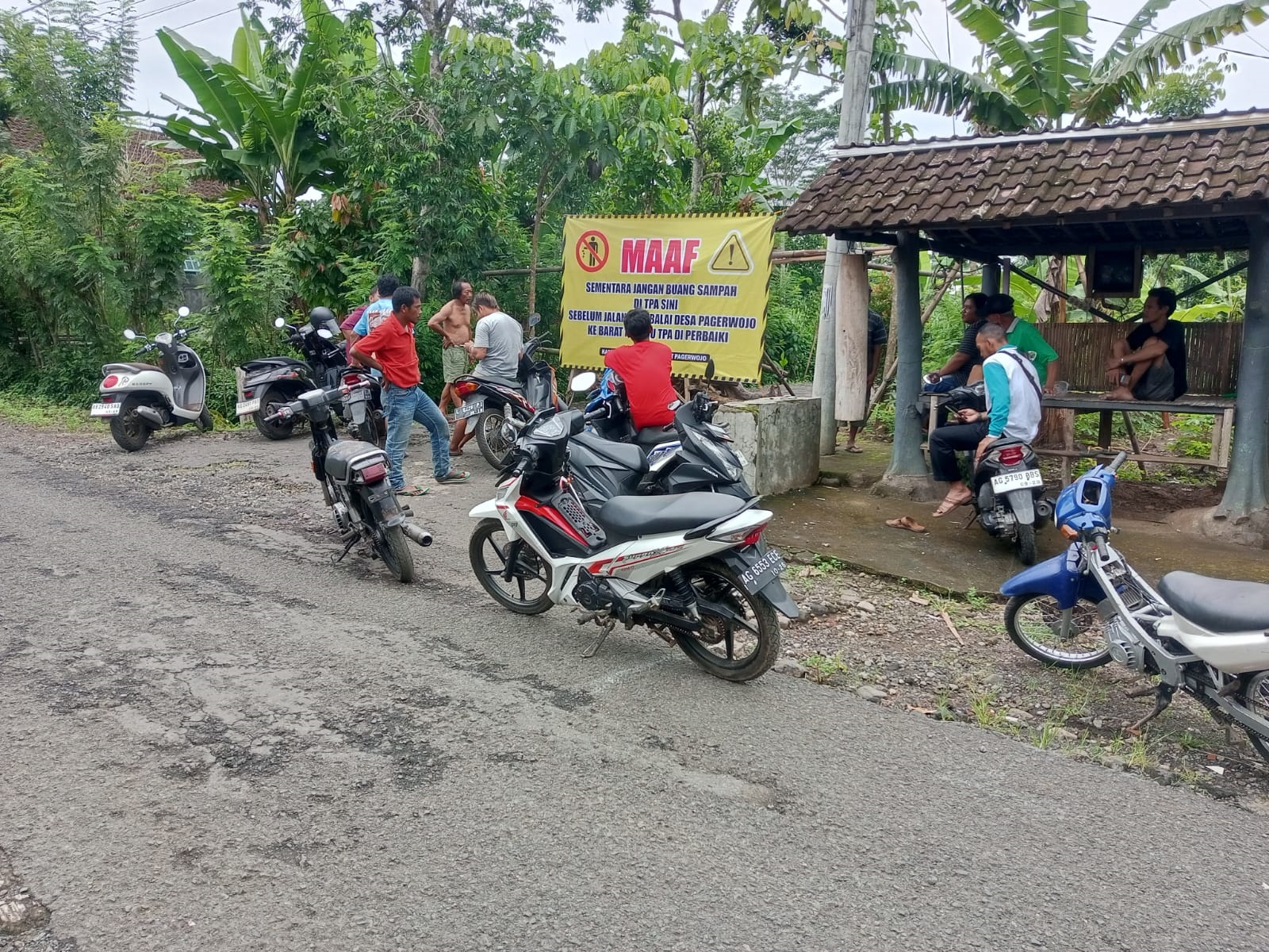 DITUTUP: Sejumlah warga memasang banner larangan melintas bagi truk pengangkut sampah ke TPA Kesamben.