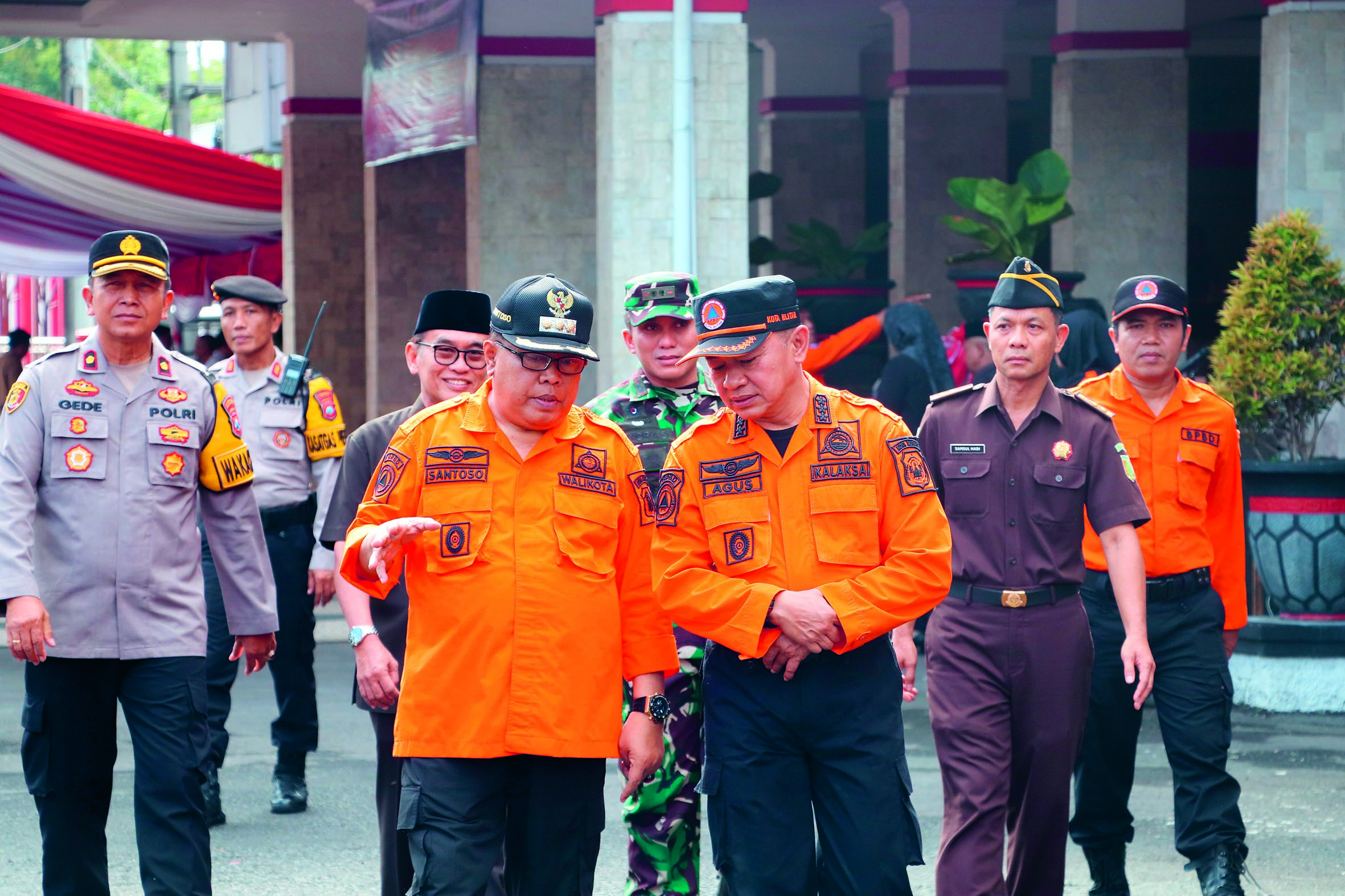 SINERGI: Wali Kota Blitar Santoso (kiri kepan) didampingi Kepala BPBD Kota Blitar Agus Suherli (kanan depan)seusai Apel Hidrometeorologi
