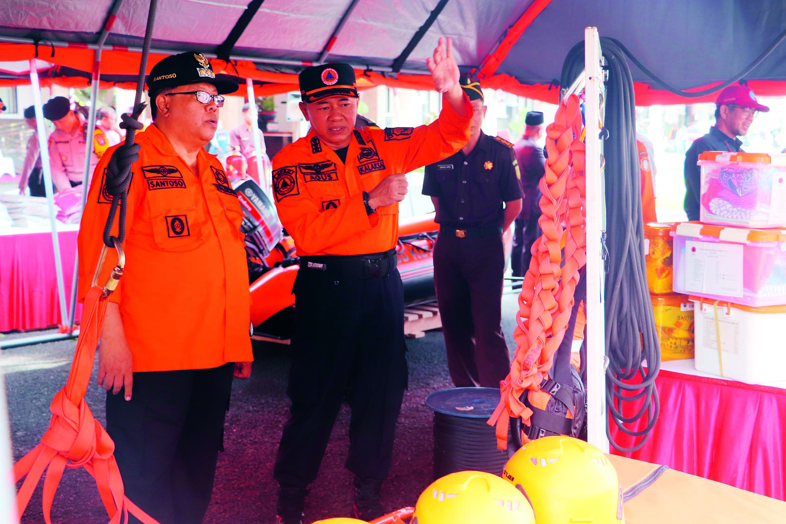 CEK KUALITAS: Wali Kota Blitar Santoso dan Kepala BPBD Kota Blitar Agus Suherli melihat perlengkapan yang disiapkan