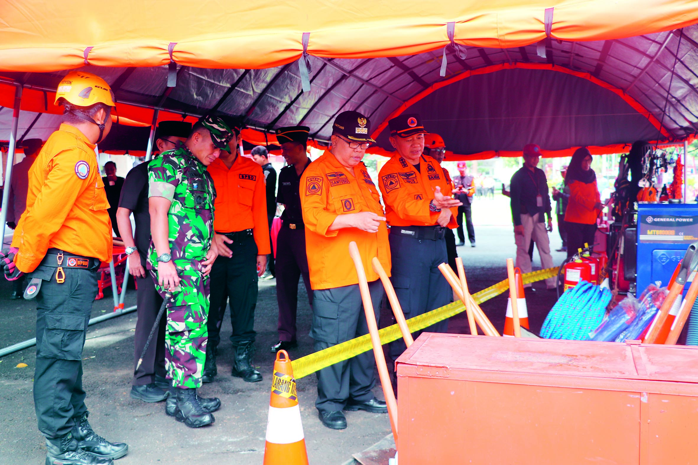 LENGKAP: Wali Kota Blitar Santoso melihat perlengkapan yang dibutuhkan dalam mitigasi bencana