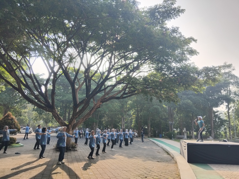 SEJUK: Suasana di RTH Kanigoro yang rimbun dengan pepohonan besar.