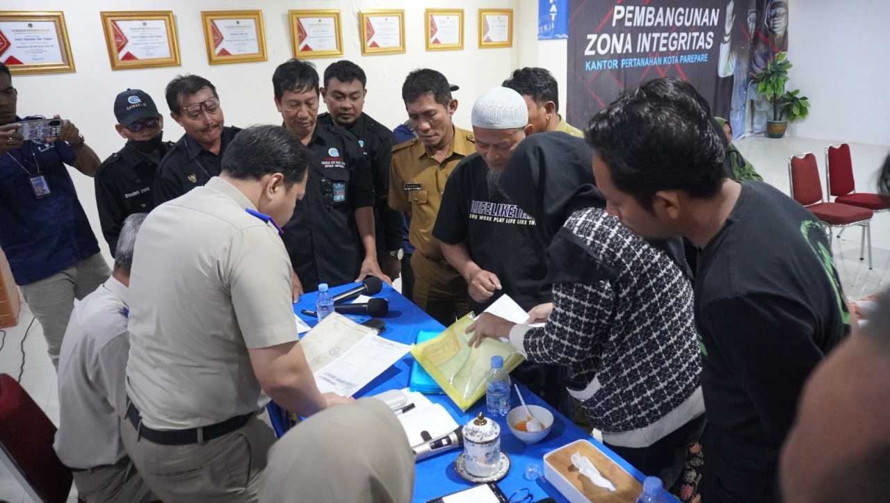 pertemuan dalam rangka klarifikasi sanggahan penerbitan sertipikat Program Pendaftaran Tanah Sistematis Lengkap (PTSL) untuk tanah yang terletak di Kelurahan Lapadde, Kecamatan Ujung