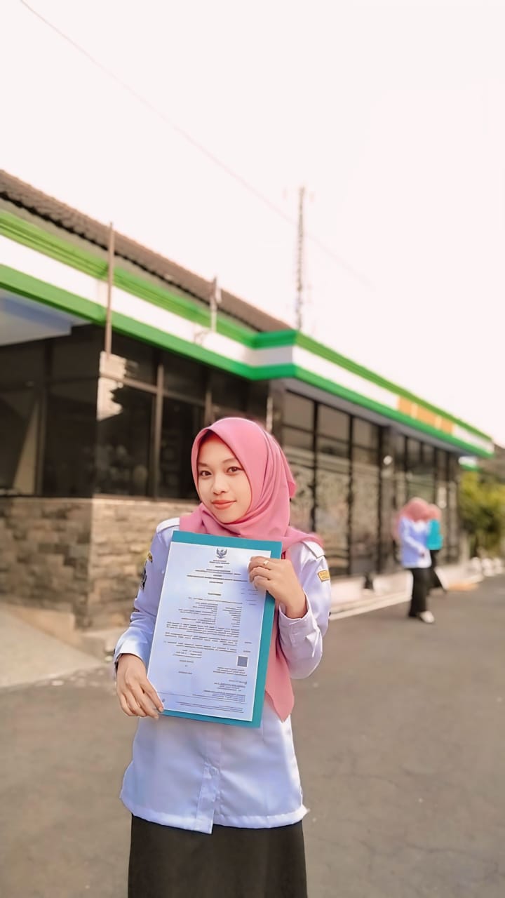 UNGKAP SYUKUR: Retno saat menerima SK ASN di Pendapa Ronggo Hadinegoro beberapa waktu lalu.