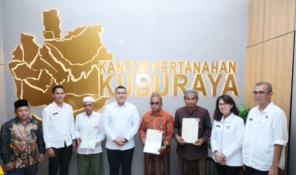 Wakil Menteri Agraria dan Tata Ruang/Wakil Kepala Badan Pertanahan Nasional (Wamen ATR/Waka BPN), Ossy Dermawan menyerahkan tiga sertipikat wakaf di Kabupaten Kubu Raya pada Rabu (11/12/2024).